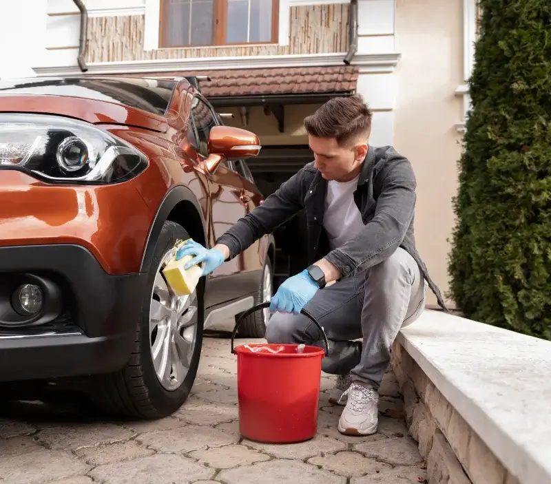 Lavage auto à domicile Félines : professionnel intervenant sur un véhicule
